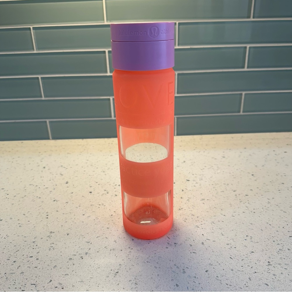Lululemon Pure Focus Glass Waterbottle
Very Light Flare / Vintage Pink